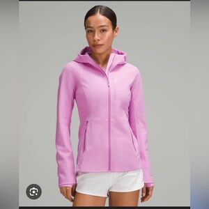 lululemon Cross Chill Jacket
RepelShell size 10
DESIGNED FOR RUNNING